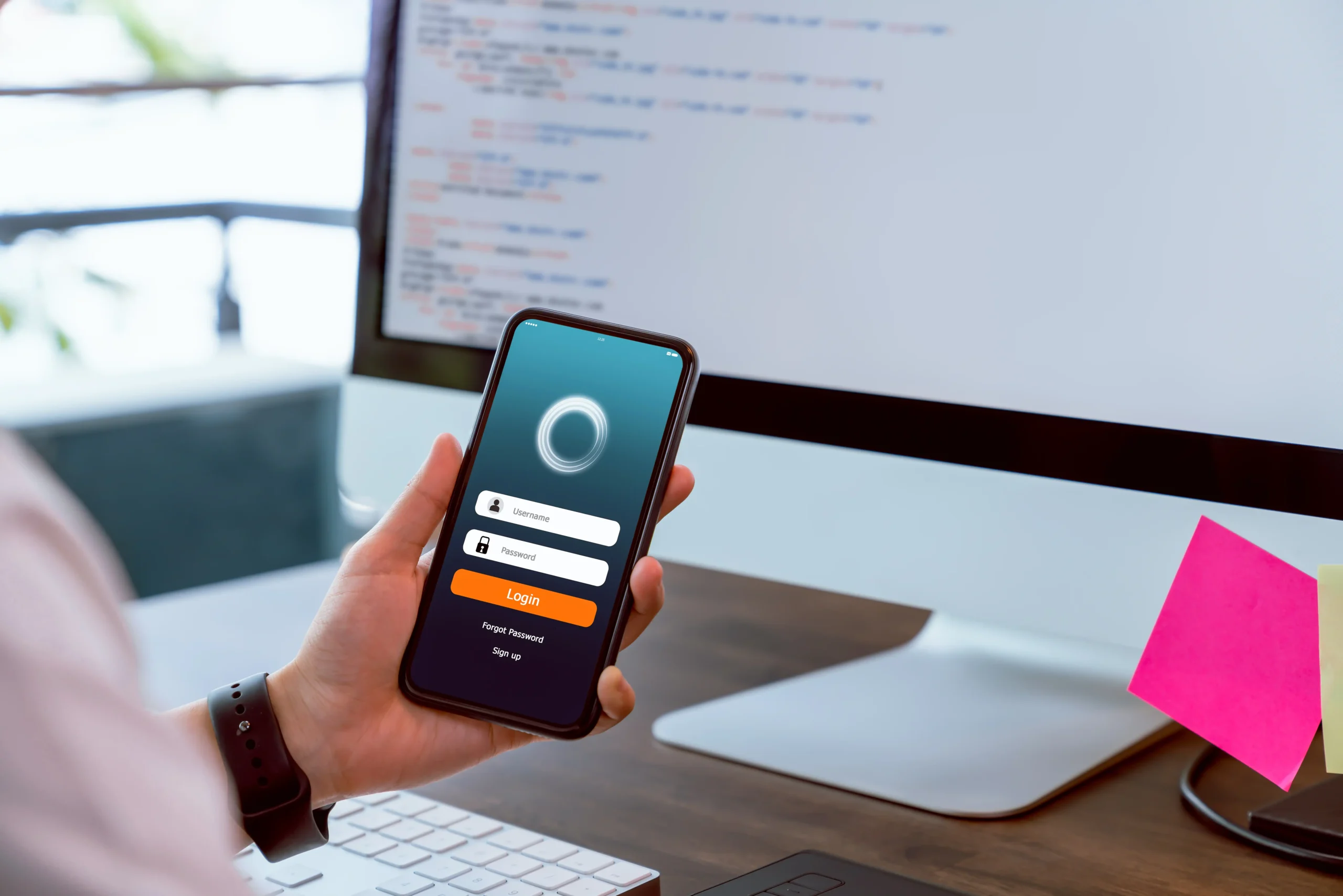 Dizajner që teston faqen në mobile para publikimit